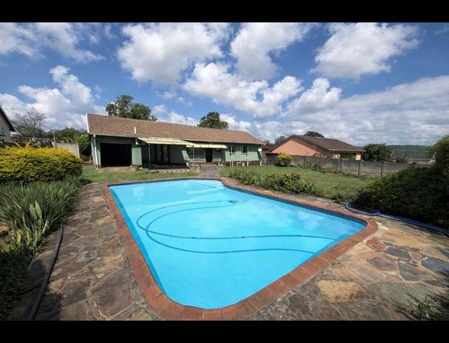 3 BEDROOM HOUSE FOR SALE IN BISLEY